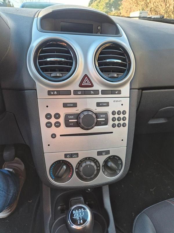 Gebraucht Opel Corsa Color Edition 87 PS (63 kW) 2012 Silber Kleinwagen