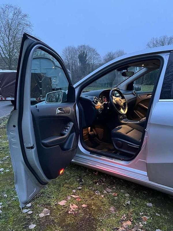 Gebraucht Mercedes B180 122 PS (89 kW) 2015 Grau Van / Kleinbus
