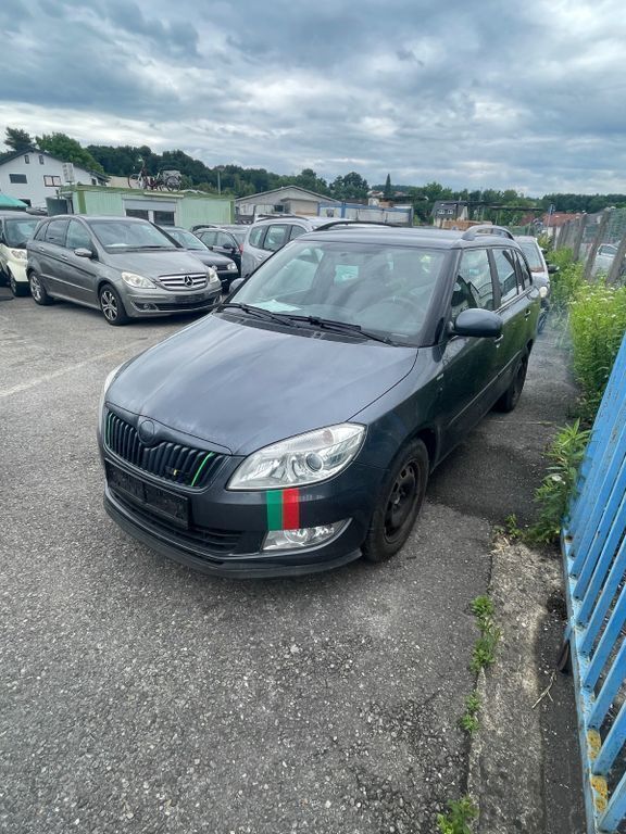 Grau Gebraucht 2012 Skoda Fabia Family Kombi | 1.950 € (Superpreis) - Bild 1/4