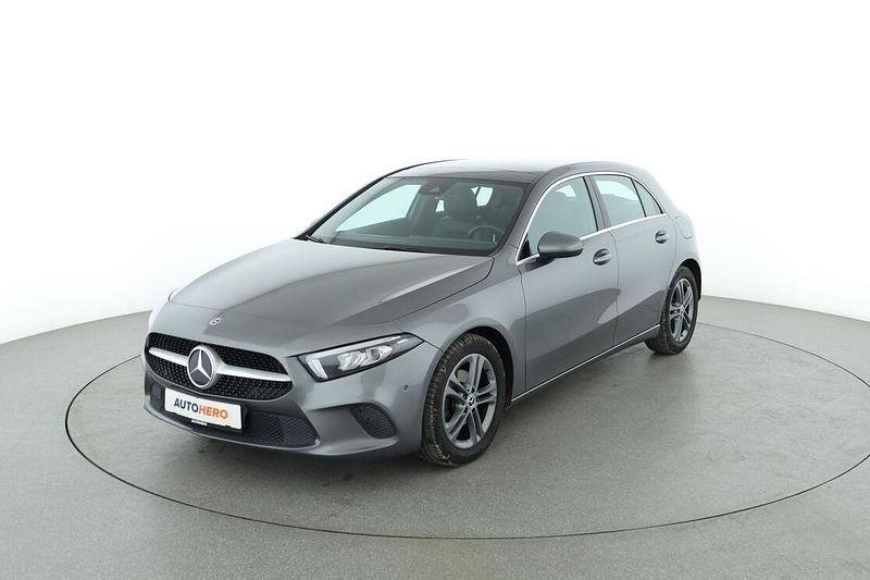 Grau Gebraucht 2018 Mercedes A180 Limousine | 21.290 € (Teuer) - Bild 1/3