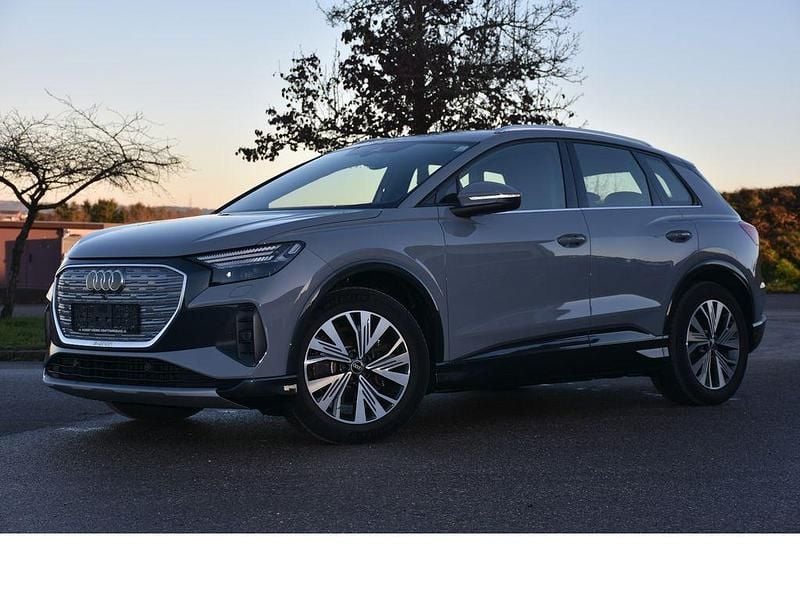 Grau Gebraucht 2022 Audi Q4 e-tron Sport SUV | 23.885 € (Guter Preis) - Bild 1/4