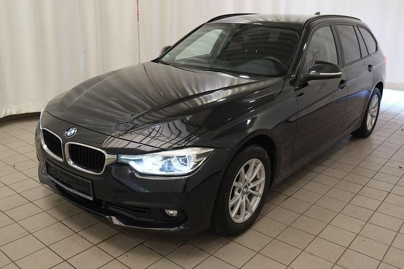 Schwarz Gebraucht 2018 BMW 320 Advantage Kombi | 13.333 € (Superpreis) - Bild 1/4