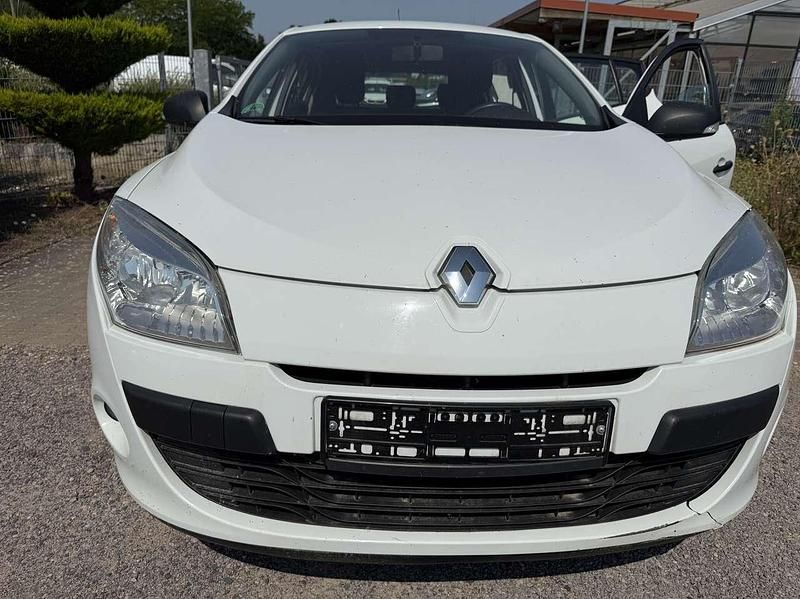 Gebraucht Renault Mégane III Authentique 101 PS (74 kW) 2011 Gletscherweiss Kleinwagen