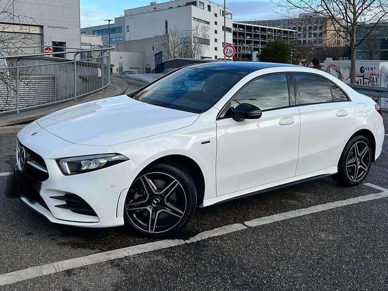 Weiß Gebraucht 2021 Mercedes A250 AMG line Limousine | 29.200 € (Fairer Preis) - Bild 1/4