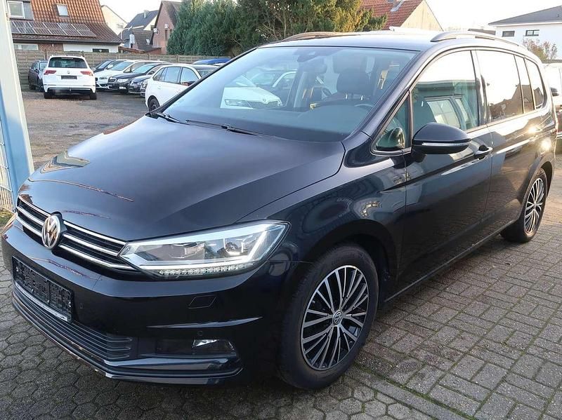 Deep black perleffekt Gebraucht 2019 VW Touran Comfortline Van / Kleinbus | 18.400 € (Superpreis) - Bild 1/4