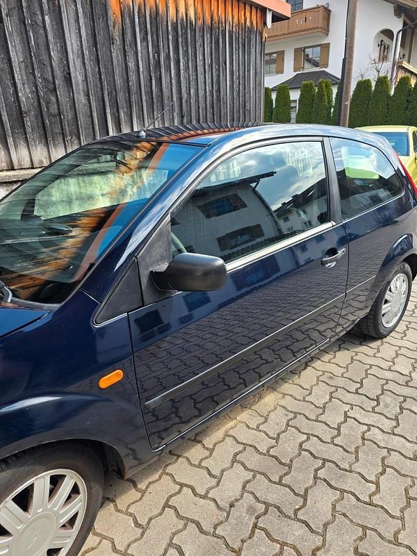 Gebraucht Ford Fiesta 60 PS (44 kW) 2005 Blau Kleinwagen