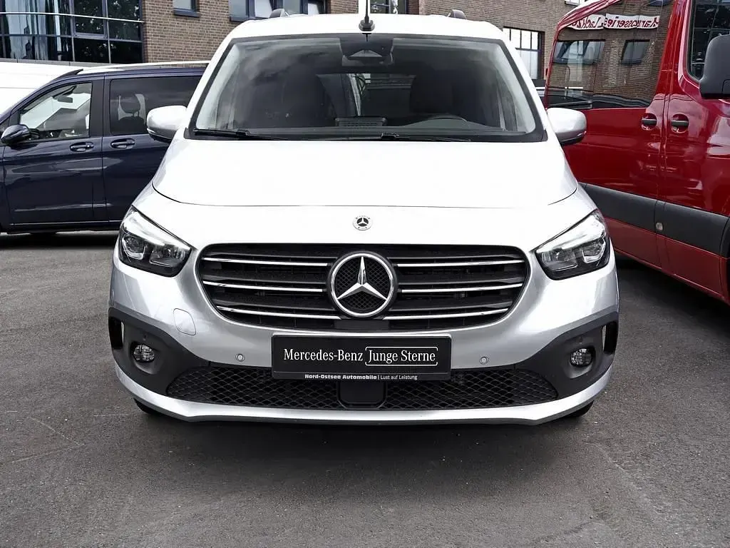 Gebraucht Mercedes T180 Progressive 116 PS (85 kW) 2024 Silber Van / Kleinbus