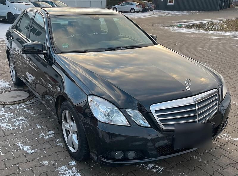 Schwarz Gebraucht 2011 Mercedes E220 Limousine | 6.800 € (Guter Preis) - Bild 1/4