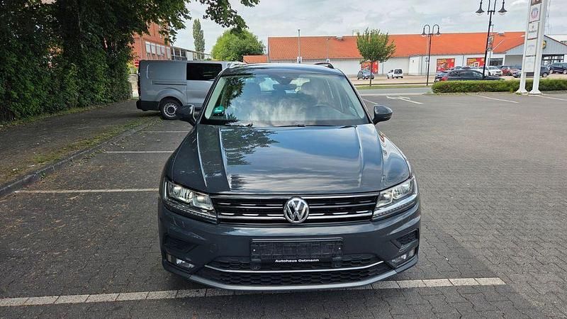 Grau Gebraucht 2017 VW Tiguan Highline SUV | 17.999 € (Superpreis) - Bild 1/4