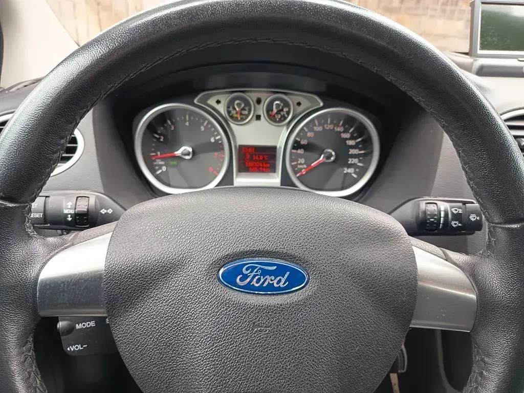 Gebraucht Ford Focus Viva 101 PS (74 kW) 2011 Weiß Limousine