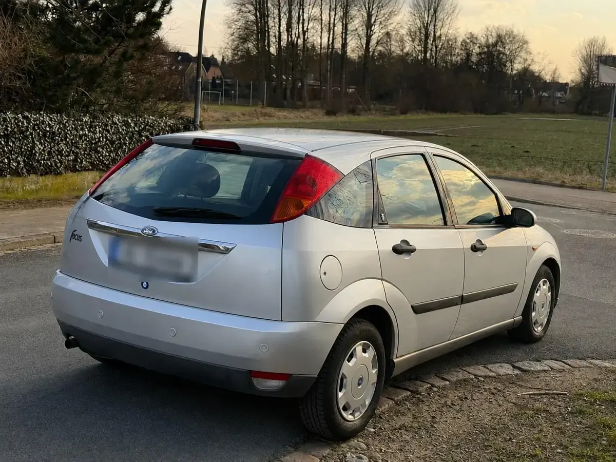 Używany Ford Focus Ghia 101 KM (74 kW) 2001 Srebrny Sedan/Limuzyna