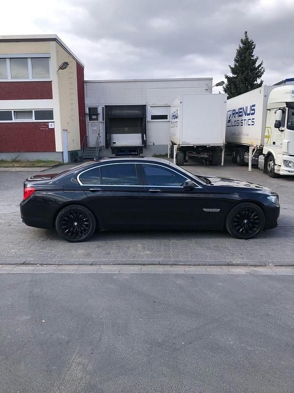 Gebraucht BMW 740 306 PS (225 kW) 2010 Schwarz Limousine