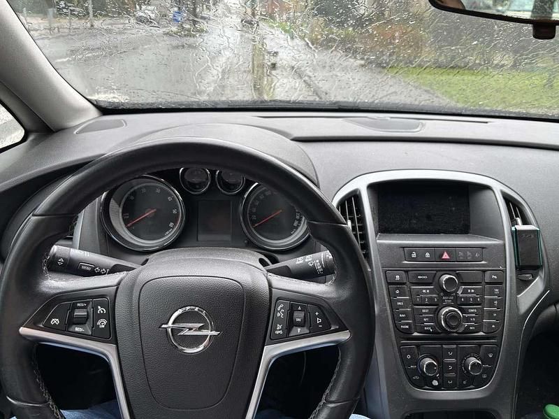 Gebraucht Opel Astra Edition 110 PS (80 kW) 2014 Schwarz Kombi