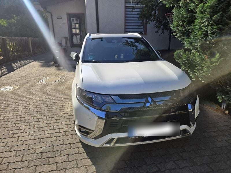 Weiß Gebraucht 2021 Mitsubishi Outlander P-HEV Top SUV | 21.500 € (Guter Preis) - Bild 1/4