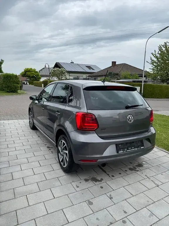 Używany VW Polo 90 KM (66 kW) 2017 Szary Sedan/Limuzyna