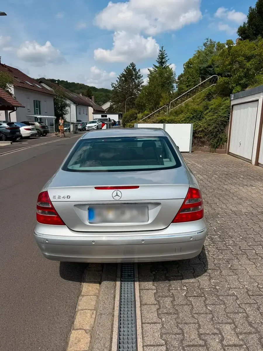 Gebraucht Mercedes E240 177 PS (130 kW) 2002 Silber Limousine