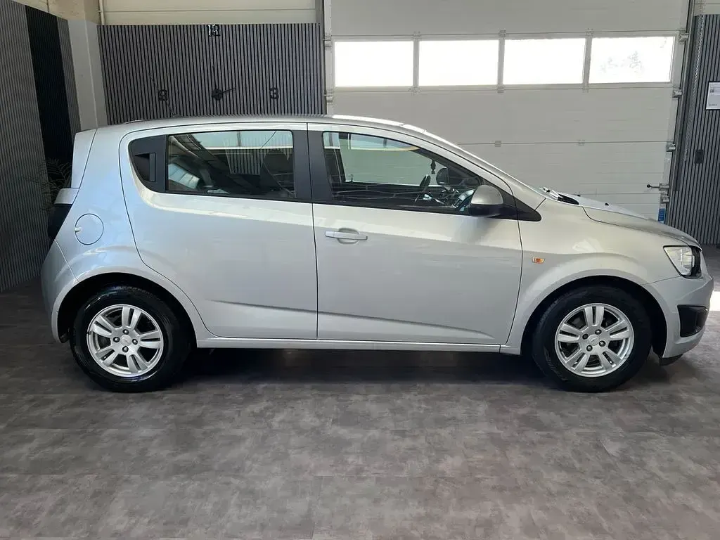 Gebraucht Chevrolet Aveo LT 101 PS (74 kW) 2012 Silber Limousine