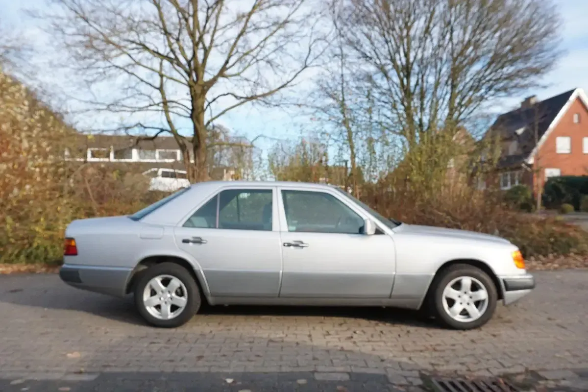 Gebraucht Mercedes E220 150 PS (110 kW) 1992 Silber Limousine