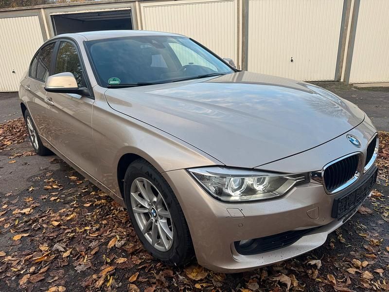 Silber Gebraucht 2014 BMW 320 Sport Line Limousine | 9.999 € (Superpreis) - Bild 1/4