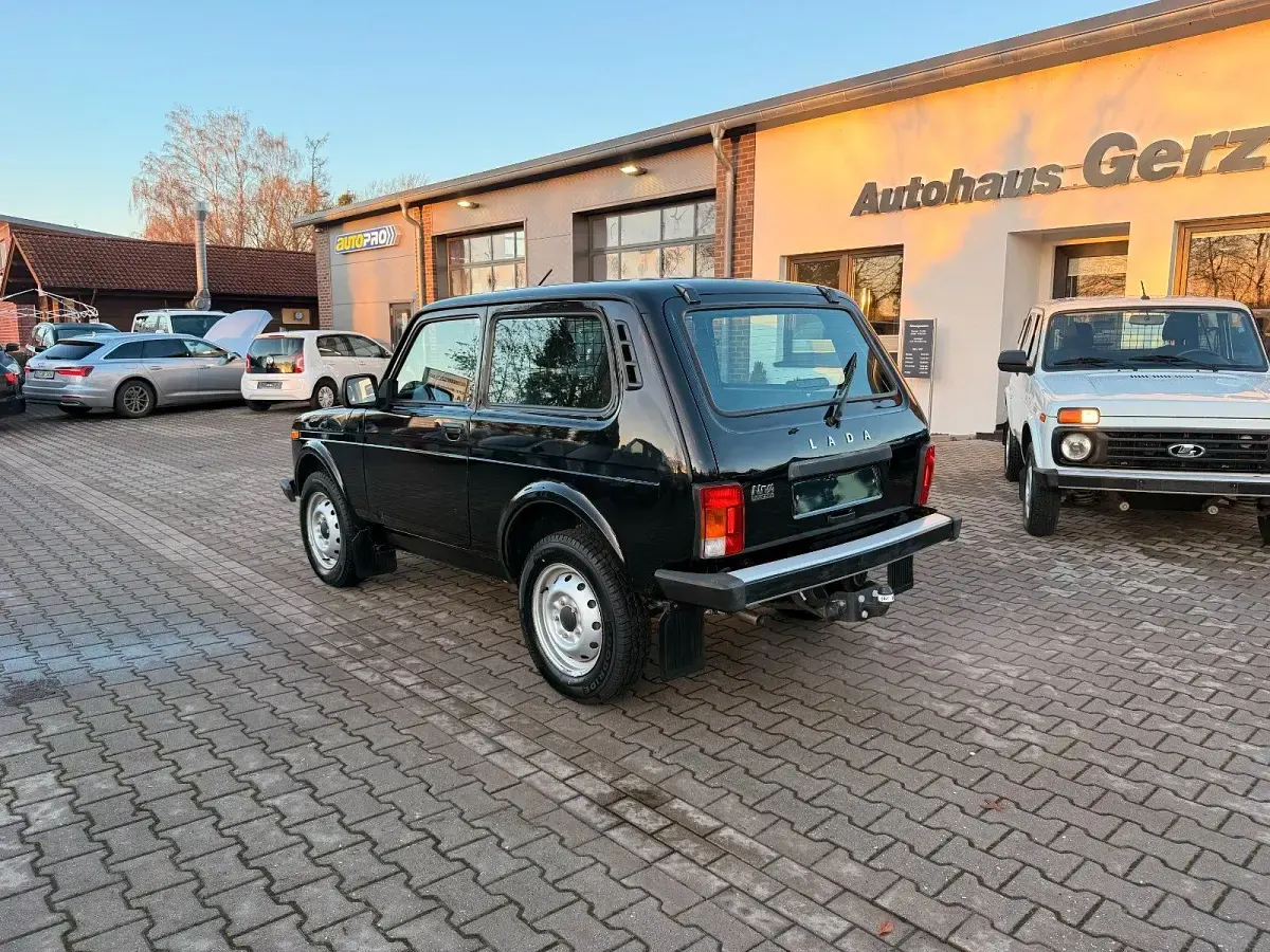Gebraucht Lada niva 83 PS (61 kW) 2021 Schwarz SUV