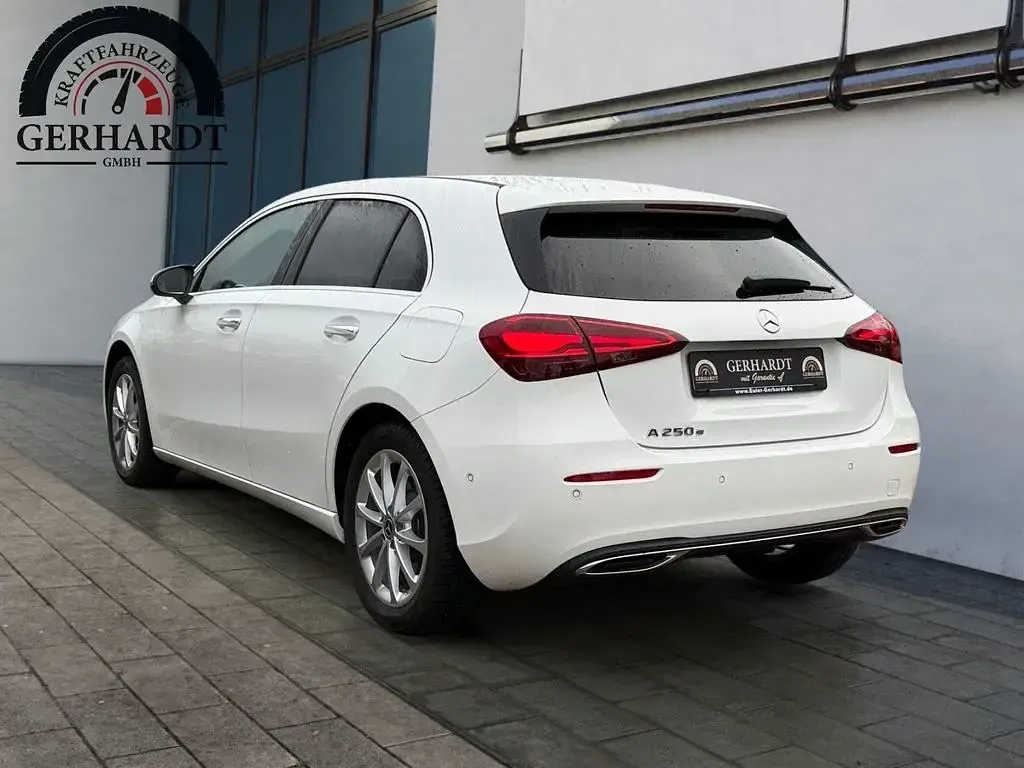 Gebraucht Mercedes A250 163 PS (119 kW) 2023 Weiß Limousine