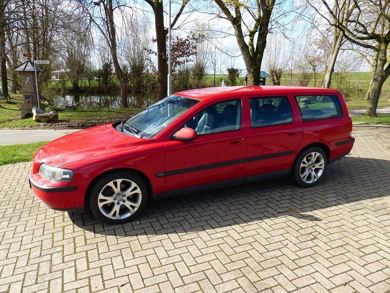 Gebraucht Volvo V70 170 PS (125 kW) 2002 Rot Kombi