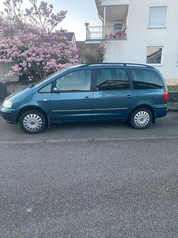 Second-hand VW Sharan 116 CP (85 kW) 2002 Albastru Monovolum