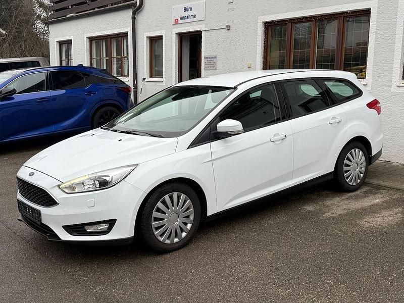 Gebraucht Ford Focus Trend 125 PS (91 kW) 2016 Weiß Limousine