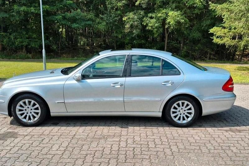 Silber Gebraucht 2005 Mercedes E280 Limousine | 7.498 € (Etwas zu teuer) - Bild 1/4