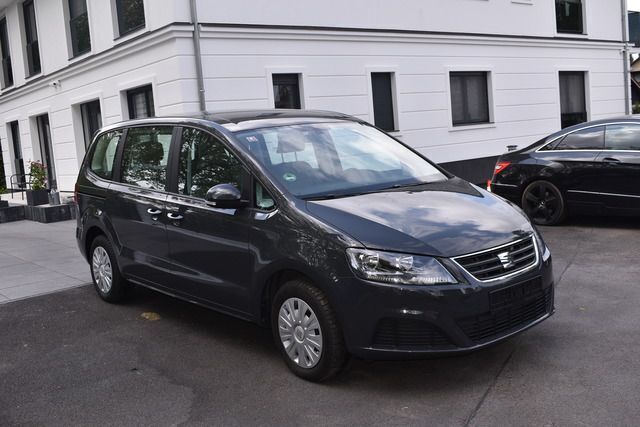 Grau Gebraucht 2017 Seat Alhambra Style Van / Kleinbus | 21.999 € - Bild 1/4