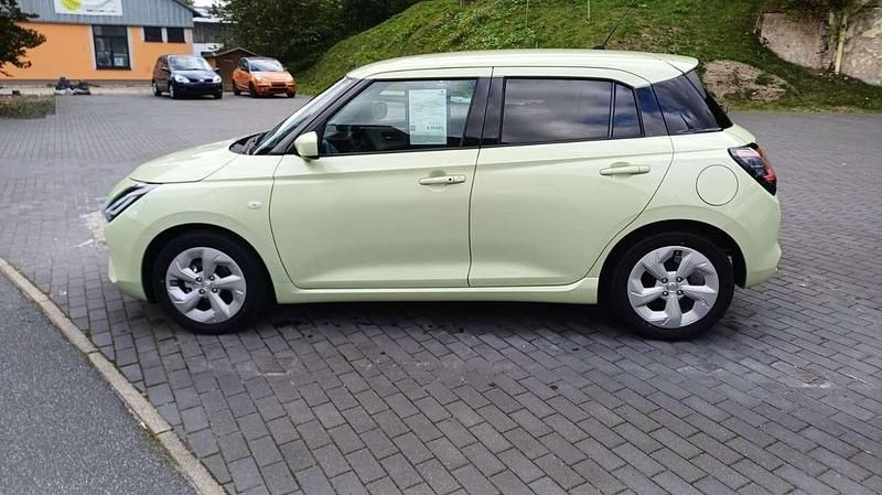 Neu Suzuki Swift Comfort 83 PS (61 kW) 2025 Cool yellow met. Kleinwagen