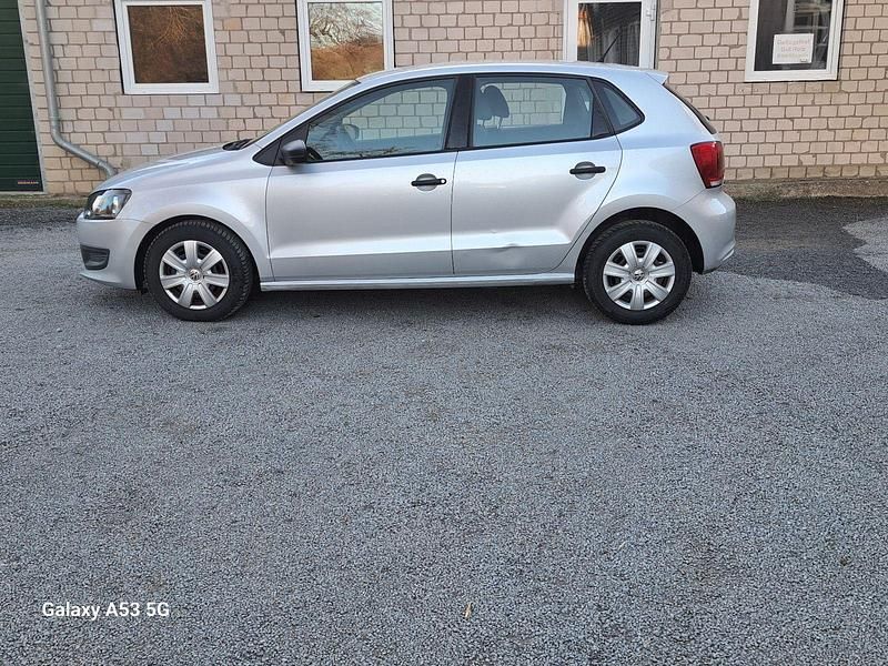 Silber Gebraucht 2011 VW Polo Trendline Kleinwagen | 4.900 € (Fairer Preis) - Bild 1/4
