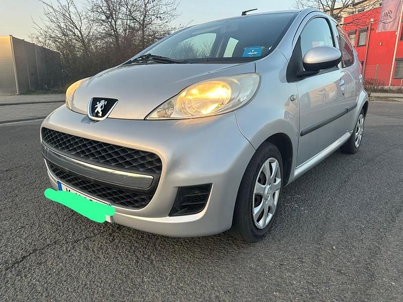 Gebraucht Peugeot 107 68 PS (50 kW) 2009 Silber Kleinwagen
