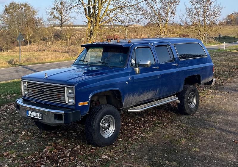 Blau Gebraucht 1986 Chevrolet Suburban SUV | 20.999 € - Bild 1/4