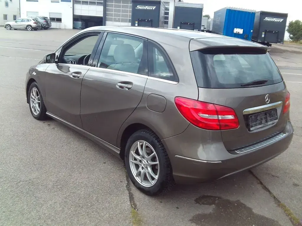 Gebraucht Mercedes B200 136 PS (100 kW) 2013 Grau Kleinwagen