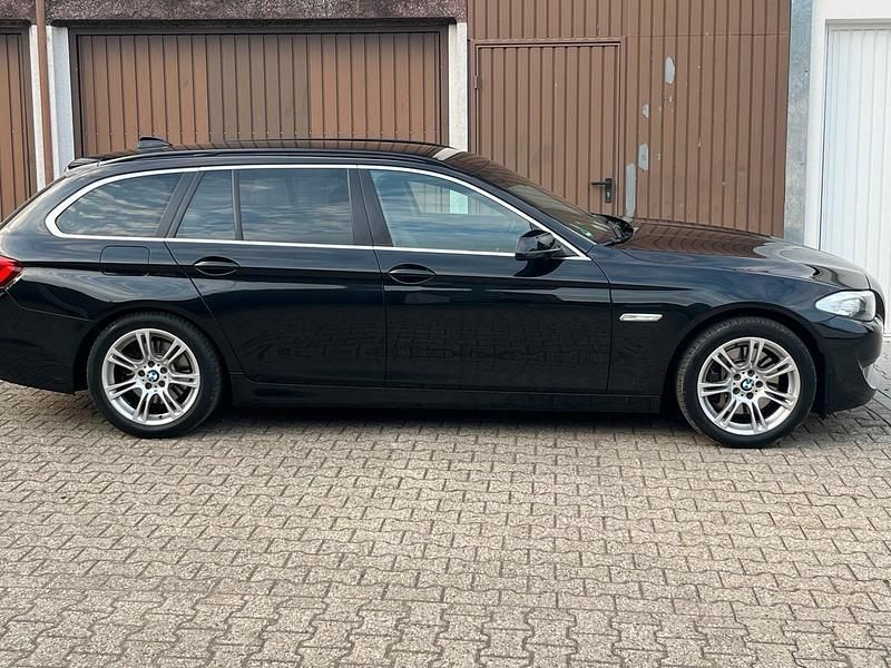 Schwarz Gebraucht 2011 BMW 525 Kombi | 6.900 € (Superpreis) - Bild 1/1