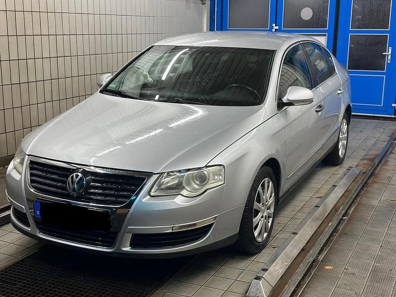 Silber Gebraucht 2005 VW Passat Limousine | 1.490 € (Guter Preis) - Bild 1/4