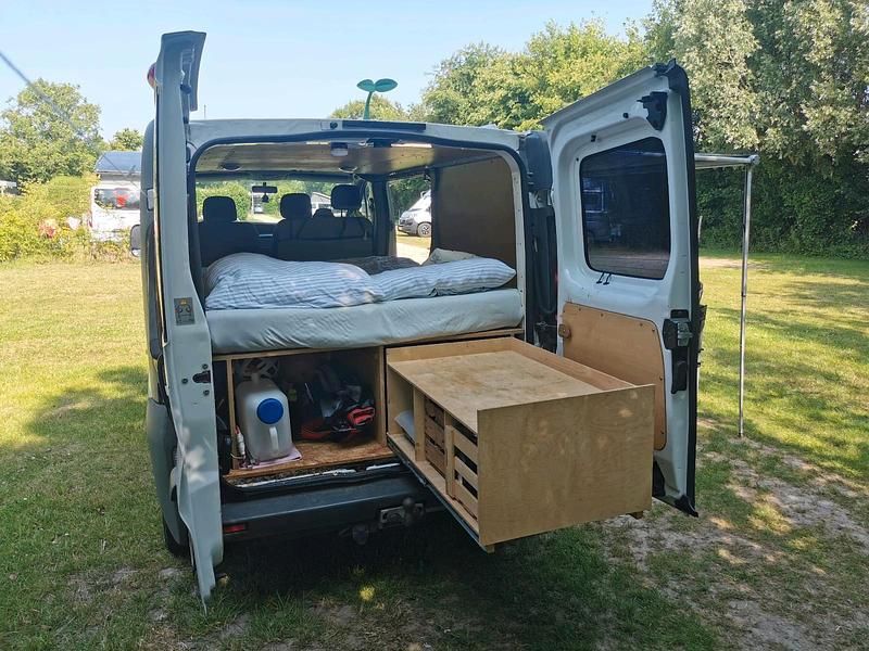 Second-hand Renault Trafic 101 CP (74 kW) 2004 Alb Monovolum