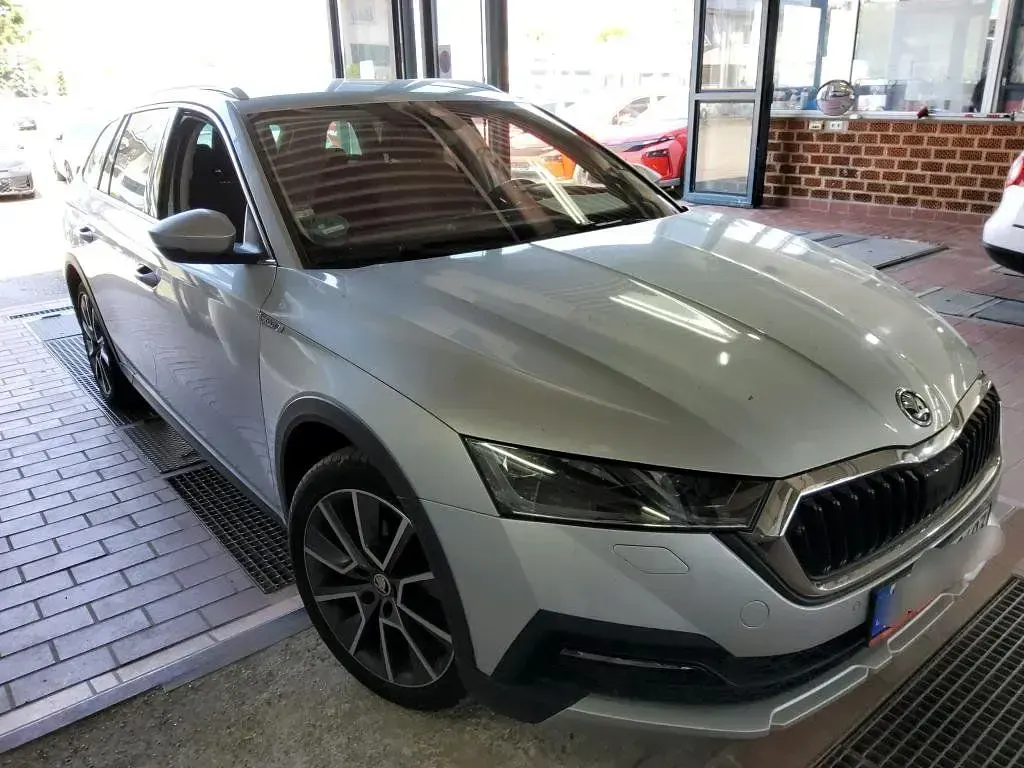 Gebraucht Skoda Octavia Scout 4x4 200 PS (147 kW) 2022 Brilliantsilber Kombi