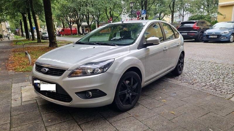 Silber Gebraucht 2010 Ford Focus Titanium Limousine | 3.399 € (Guter Preis) - Bild 1/4