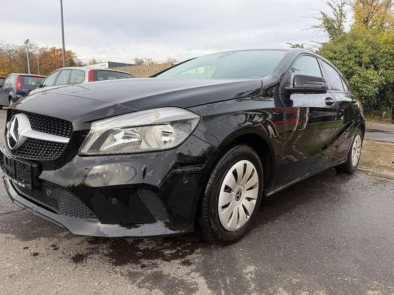 Schwarz Gebraucht 2017 Mercedes A180 Limousine | 10.900 € (Superpreis) - Bild 1/4