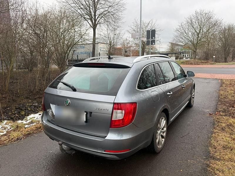 Gebraucht Skoda Superb Family 140 PS (102 kW) 2012 Grau Kombi