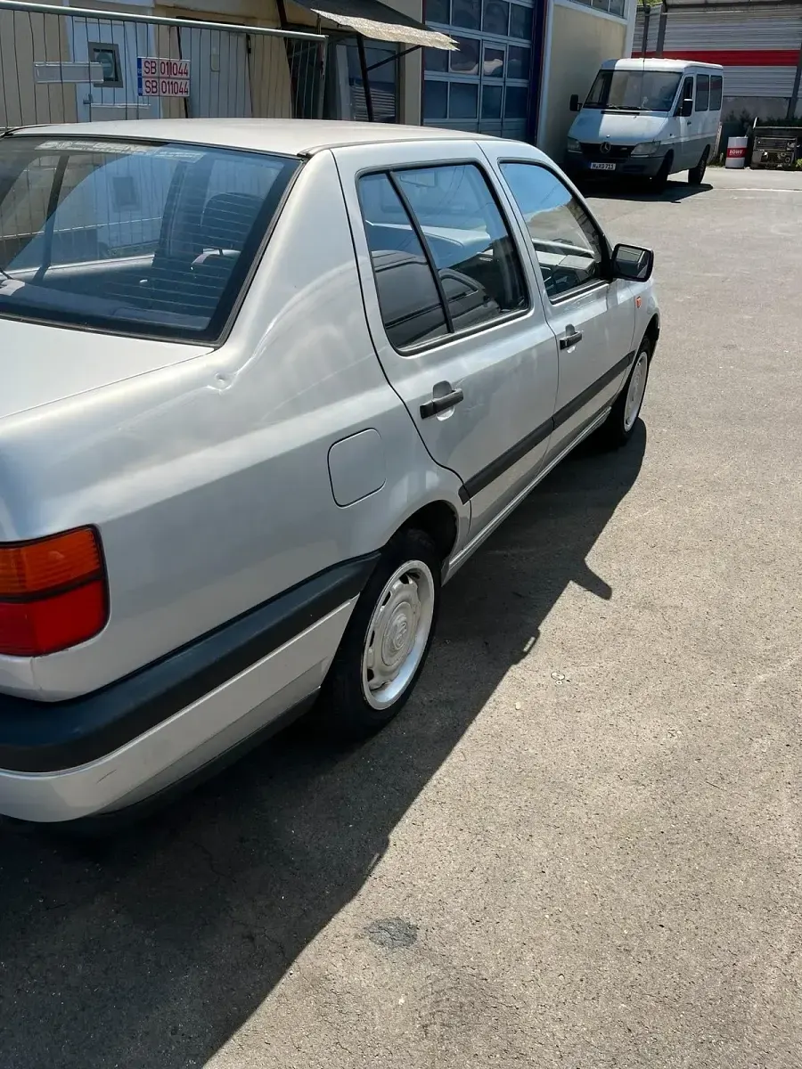 Gebraucht VW Vento 75 PS (55 kW) 1992 Silber Limousine