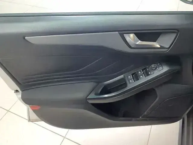 Gebraucht Ford Focus Cool & Connect 120 PS (88 kW) 2022 Silber Limousine
