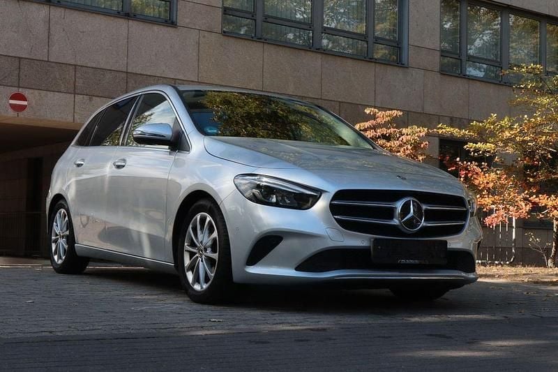 Silber Gebraucht 2019 Mercedes B180 Van / Kleinbus | 17.999 € (Guter Preis) - Bild 1/4