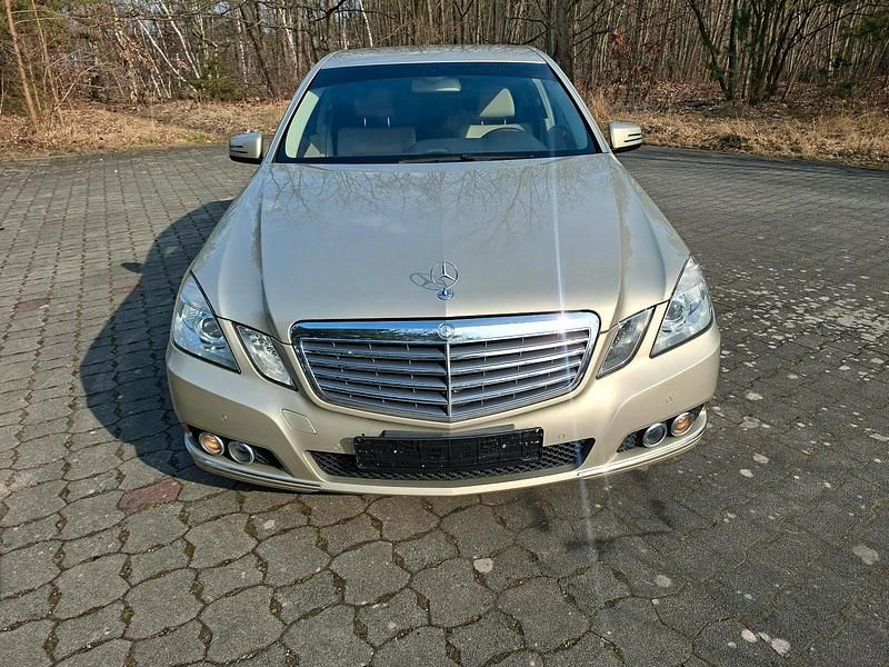 Gebraucht Mercedes E200 Elegance 184 PS (135 kW) 2011 Gold Limousine