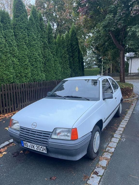 Weiß Gebraucht 1988 Opel Kadett Limousine | 1.199 € - Bild 1/4