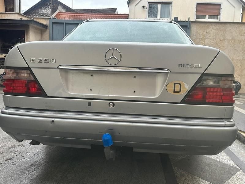 Gebraucht Mercedes E250 113 PS (83 kW) 1995 Silber Limousine