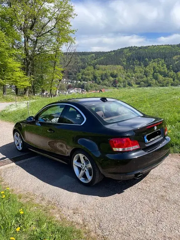 Second-hand BMW 123 Performance 204 CP (150 kW) 2009 Negru Hatchback