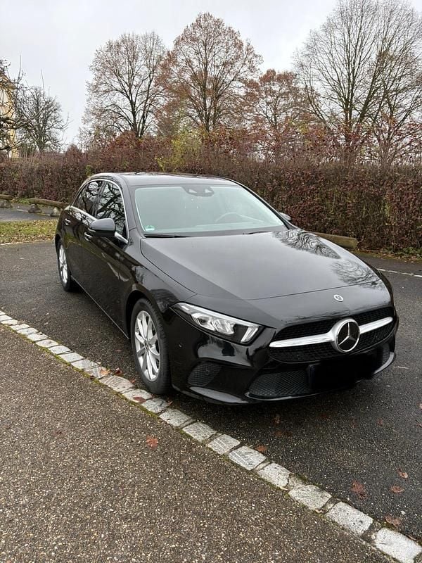 Schwarz Gebraucht 2020 Mercedes A200 Kleinwagen | 21.500 € (Fairer Preis) - Bild 1/4